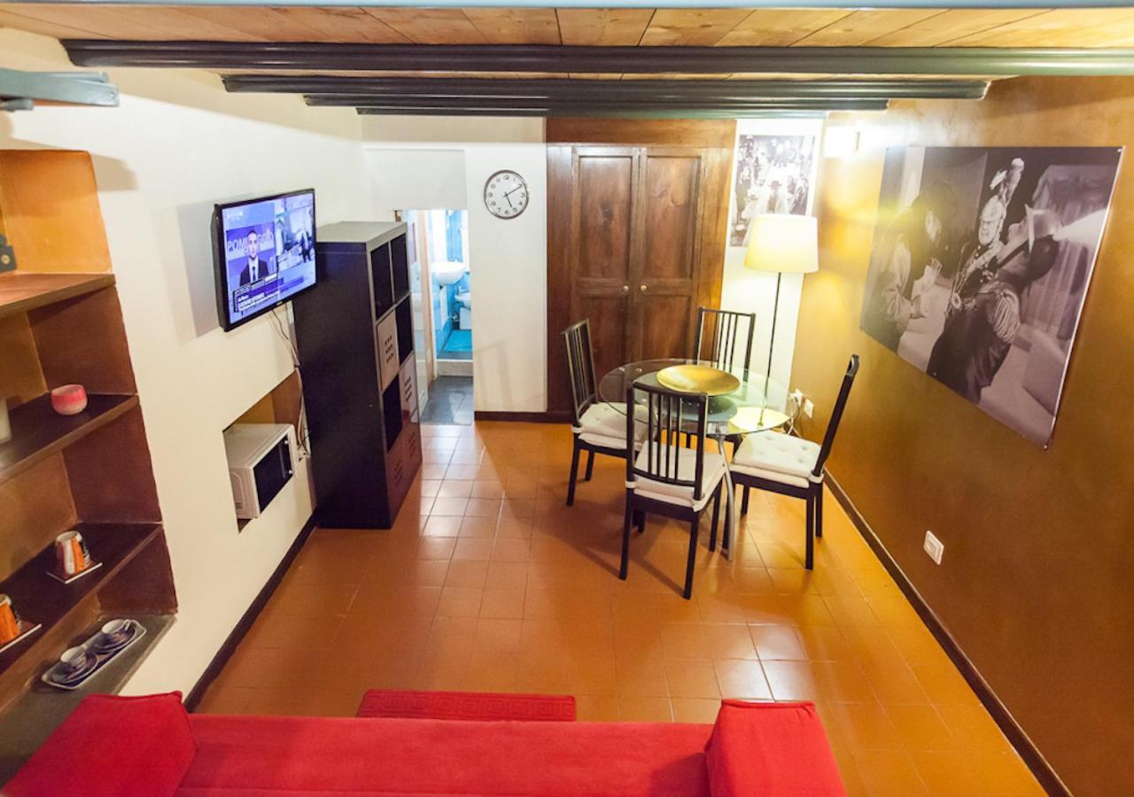 Independent In Trevi Fountain - Spain Square 로마 외부 사진