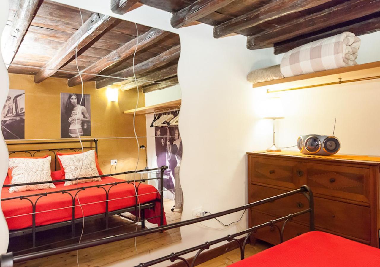 Independent In Trevi Fountain - Spain Square 로마 외부 사진