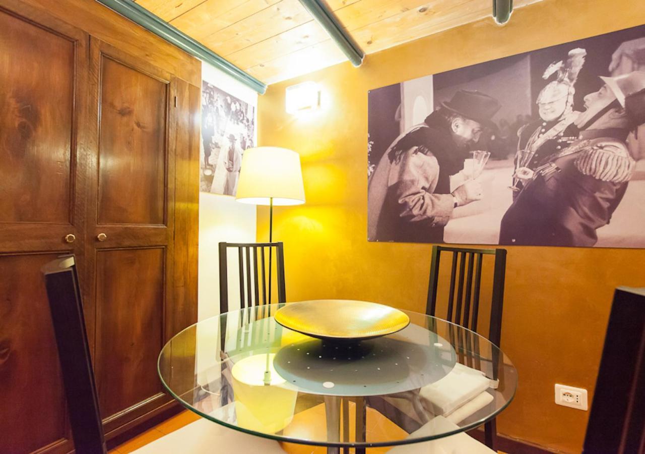 Independent In Trevi Fountain - Spain Square 로마 외부 사진