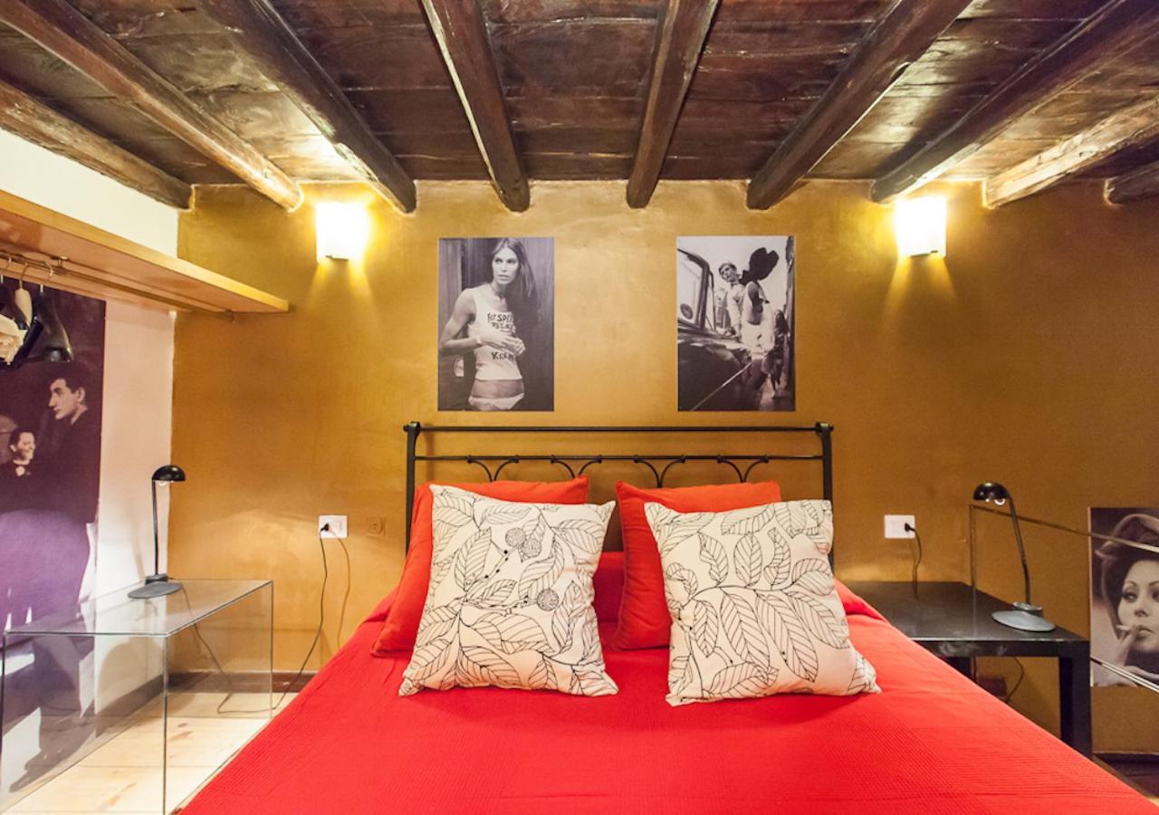 Independent In Trevi Fountain - Spain Square 로마 외부 사진