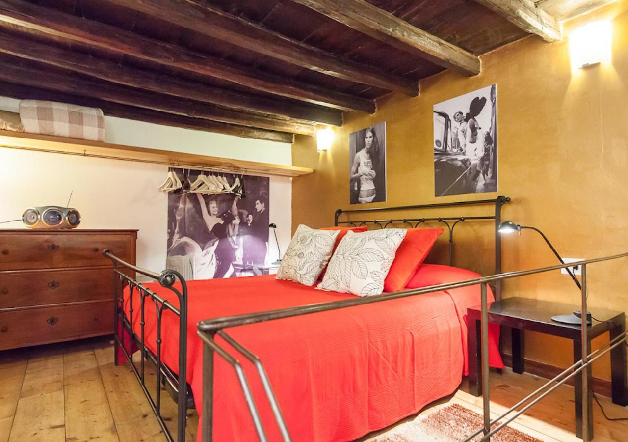 Independent In Trevi Fountain - Spain Square 로마 외부 사진
