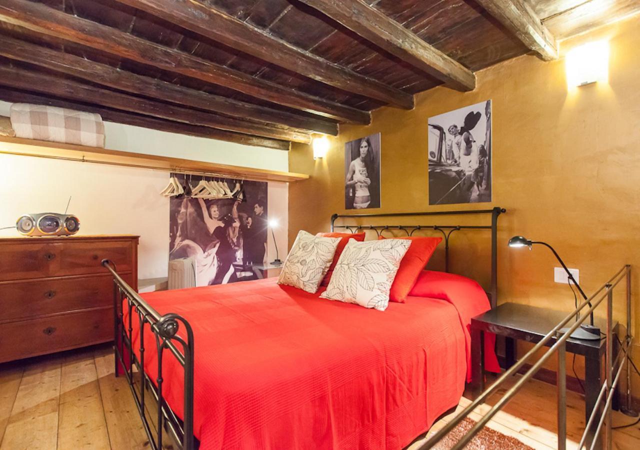Independent In Trevi Fountain - Spain Square 로마 외부 사진
