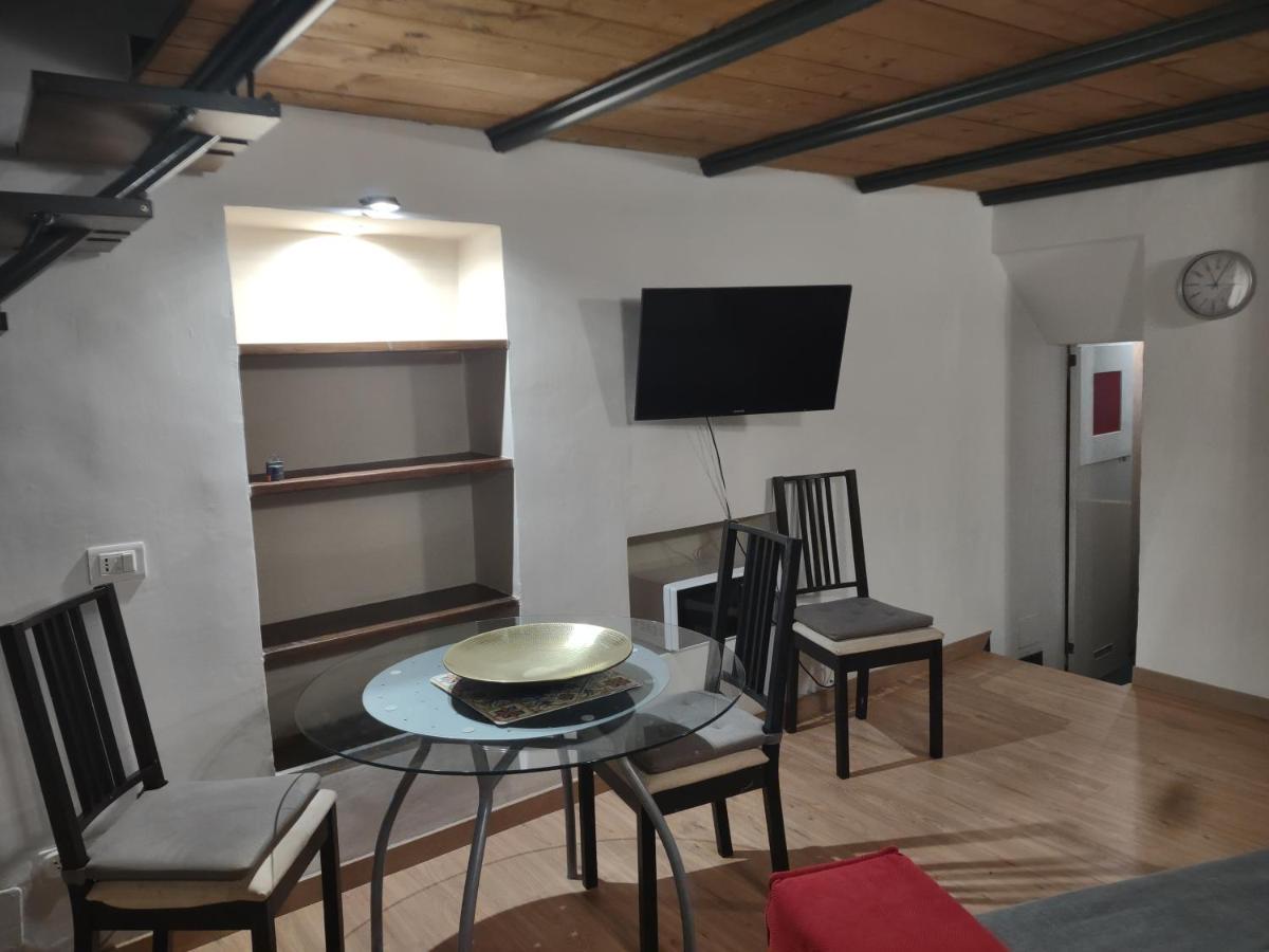 Independent In Trevi Fountain - Spain Square 로마 외부 사진