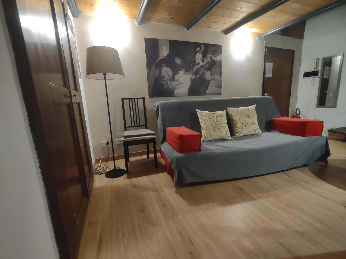 Independent In Trevi Fountain - Spain Square 로마 외부 사진